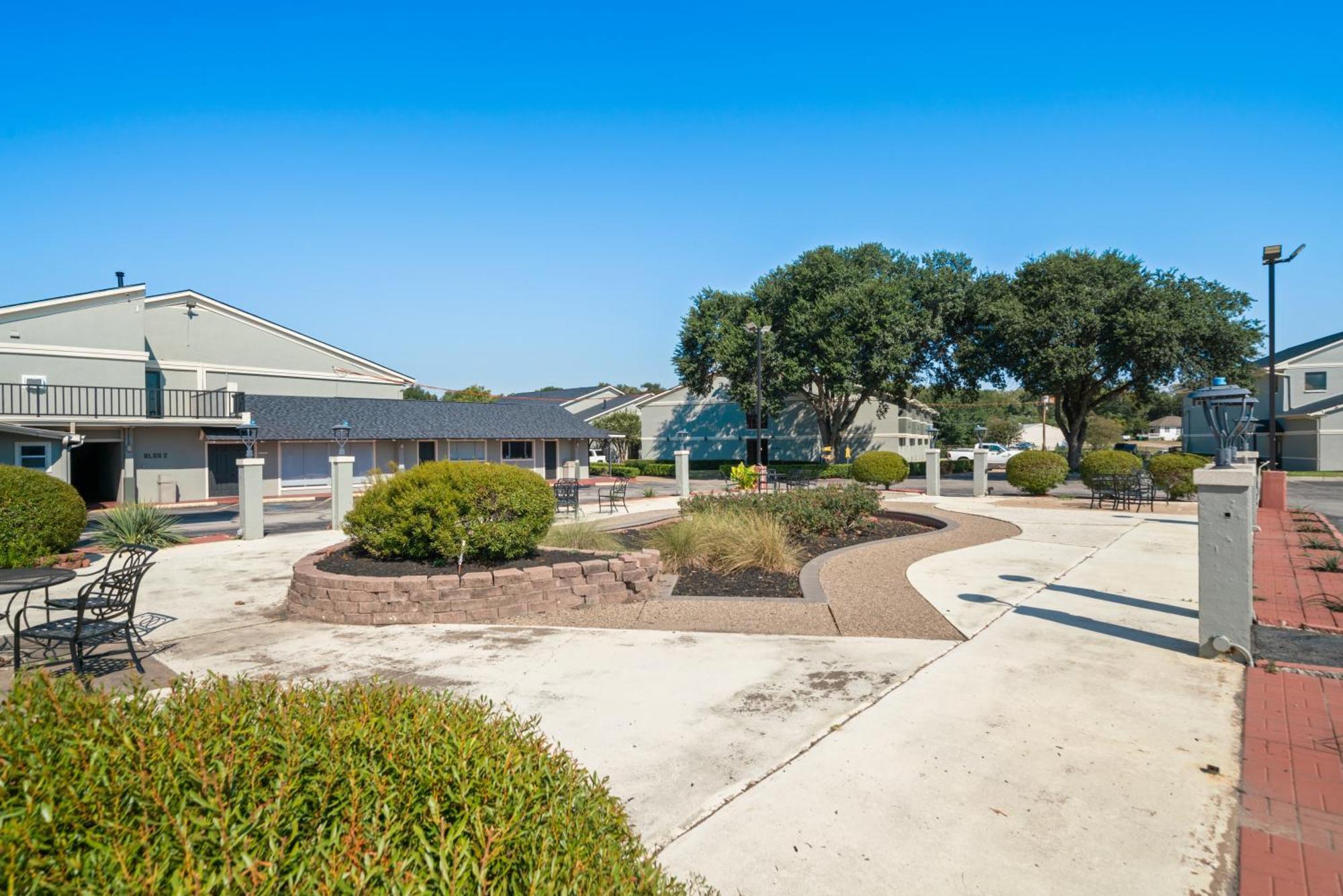 Americas Best Value Inn & Suites Brenham Exterior photo